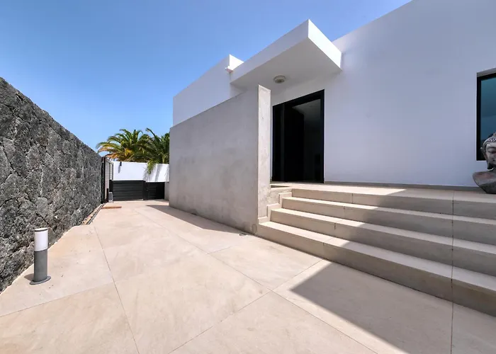Luxury White House - By Lanzarote