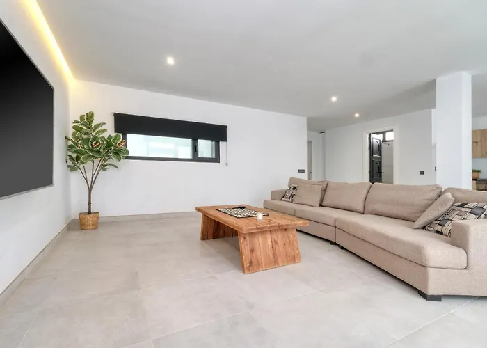 Luxury White House - By Lanzarote